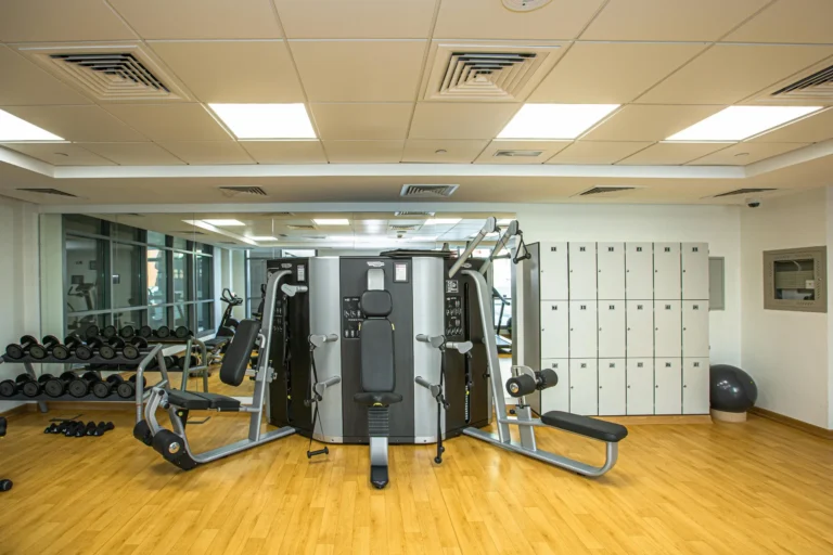 Raum mit Zirkeltraining, Kurzhanteln und Spinden